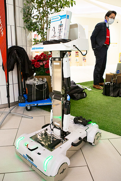 タリーズコーヒーで配膳ロボットの実証実験　豊田自動織機とTHKが参加「あいちロボットショーケース」レポート(2)