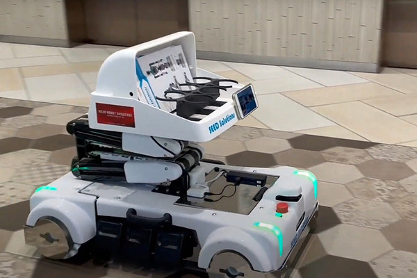 タリーズコーヒーで配膳ロボットの実証実験　豊田自動織機とTHKが参加「あいちロボットショーケース」レポート(2)