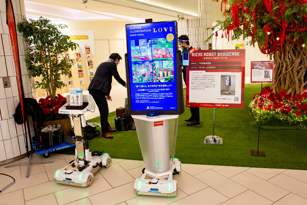自動運転の搬送ロボットとサイネージの連携デモをTHKが公開　「あいちロボットショーケース」レポート(3)