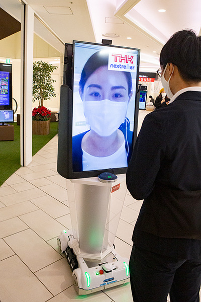自動運転の搬送ロボットとサイネージの連携デモをTHKが公開　「あいちロボットショーケース」レポート(3)