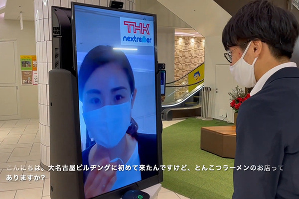自動運転の搬送ロボットとサイネージの連携デモをTHKが公開　「あいちロボットショーケース」レポート(3)