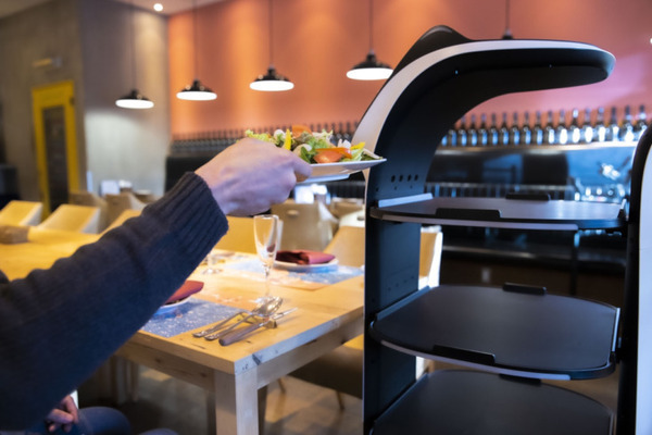 ネコ型配膳ロボット「BellaBot」イタリアンレストラン「Gaston＆Gaspar御茶ノ水ソラシティ店」で試験導入