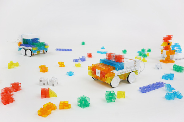 ソニー「KOOV」キットで作ったロボットが3D空間で動く　自宅で学べるロボット・プログラミング講座を4月より開始　ワオと協業