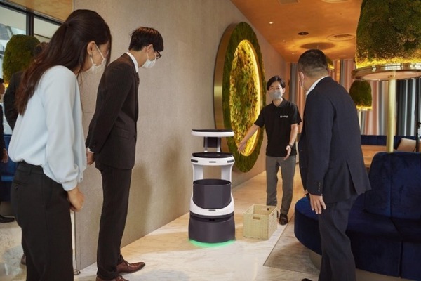 ソフトバンクロボティクスが配膳・運搬ロボット「Servi」(サービィ)を本格販売へ　飲食店など約100ブランドに導入が決定