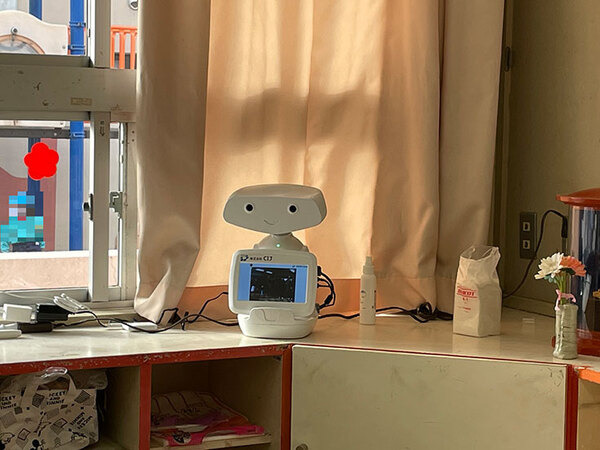 開発中の自律移動型の会話ロボット「AYUDA」(アユダ)と感染症対策ロボット「AYUDA-MiraMe」(アユダ ミラーミ)をCIJが展示