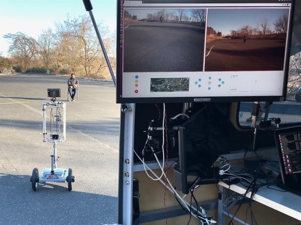 携帯電話回線を使ったアバターロボットシステム アトラックラボと銀座農園が共同開発 双方向のコミュニケーションも可能