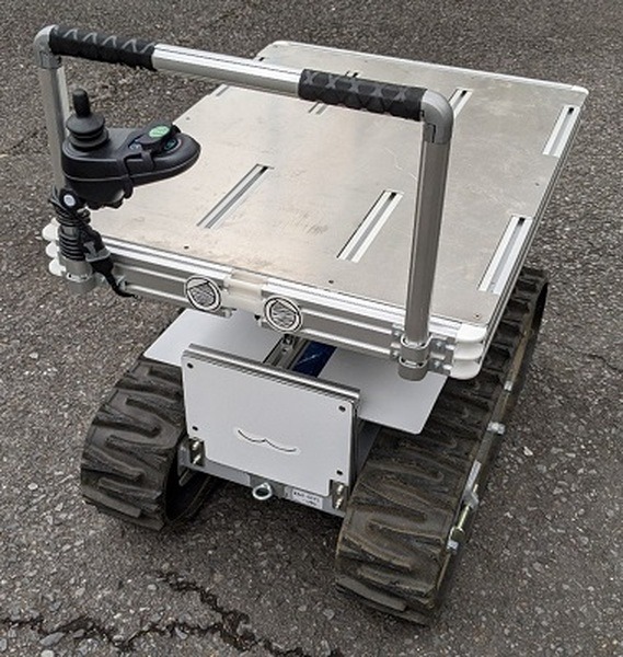 Doog、ボタン一つで簡単に操作できる農業用クローラーロボット「メカロン」 関西農業Weekに出展