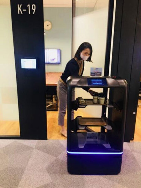 三菱地所がオフィス内でカフェのデリバリー「配膳ロボット」実証実験　NEC「YUNJI DELI」で非接触の感染対策のサービスレベルも検証