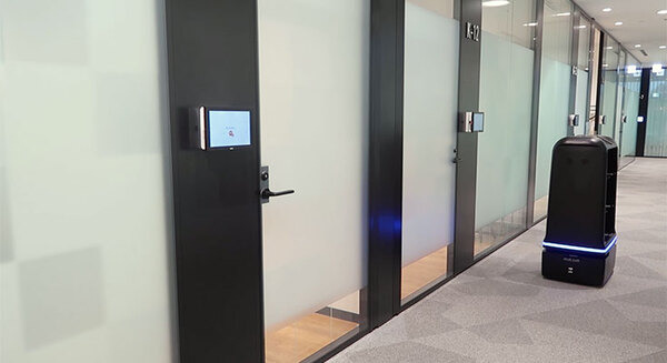 三菱地所がオフィス内でカフェのデリバリー「配膳ロボット」実証実験　NEC「YUNJI DELI」で非接触の感染対策のサービスレベルも検証
