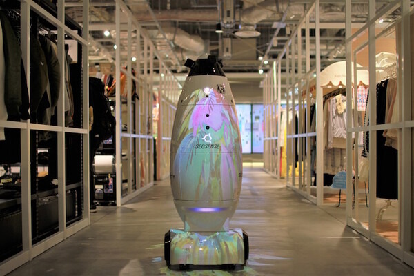 渋谷PARCOがSEQSENSE社の警備ロボット「SQ-2」を実証実験 テクノロジーを駆使して高度な警備業務を提供