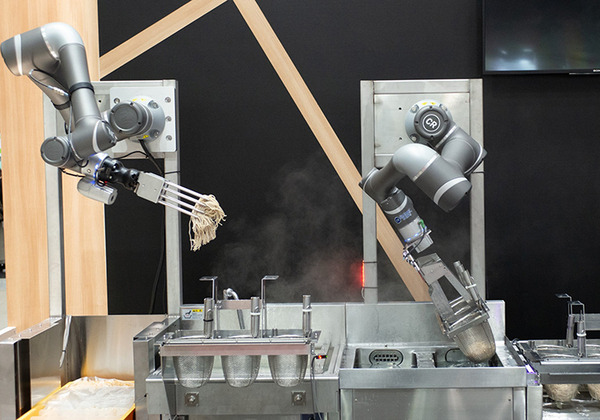 【日本初】2本のロボットアームを搭載した新「駅そばロボット」海浜幕張駅で本格稼働へ！JR東「2026年までに30店の導入を目指す」