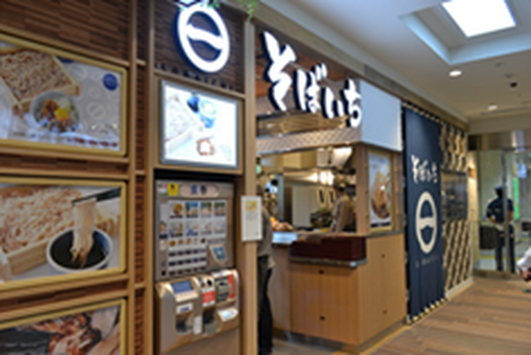 【日本初】2本のロボットアームを搭載した新「駅そばロボット」海浜幕張駅で本格稼働へ！JR東「2026年までに30店の導入を目指す」