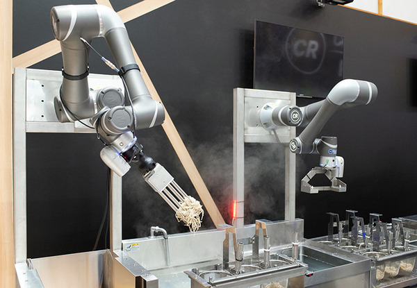 【日本初】2本のロボットアームを搭載した新「駅そばロボット」海浜幕張駅で本格稼働へ！JR東「2026年までに30店の導入を目指す」