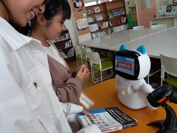コミュニケーションロボット「Kebbi Air」が本の貸出処理を自動化　司書不足を解消する「図書セルフ貸出ソリューション」発売