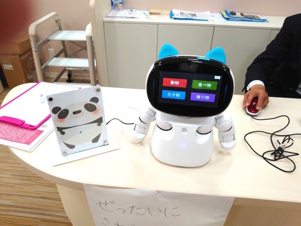 コミュニケーションロボット「Kebbi Air」が本の貸出処理を自動化　司書不足を解消する「図書セルフ貸出ソリューション」発売