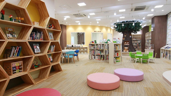 コミュニケーションロボット「Kebbi Air」が本の貸出処理を自動化　司書不足を解消する「図書セルフ貸出ソリューション」発売