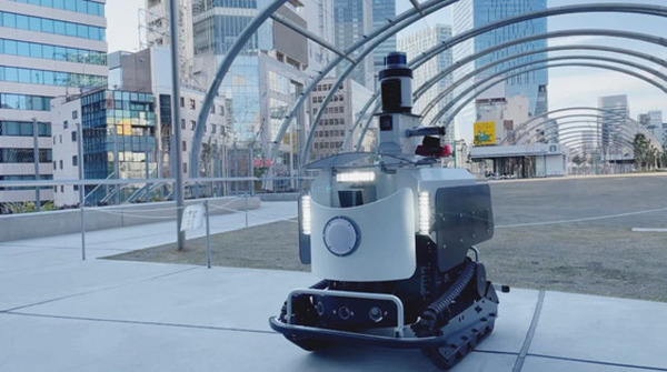 クローラー式屋外巡回用警備ロボット「アルジスX」富士防災警備が導入 渋谷・宮下公園で実証実験