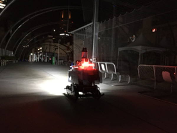 クローラー式屋外巡回用警備ロボット「アルジスX」富士防災警備が導入 渋谷・宮下公園で実証実験