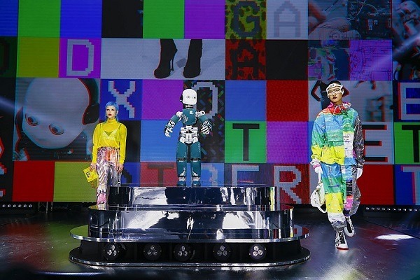 「ドルチェ＆ガッバーナ」のデジタルショーにヒューマノイドロボットたちが登場！2021-22 秋冬 ウィメンズ コレクション