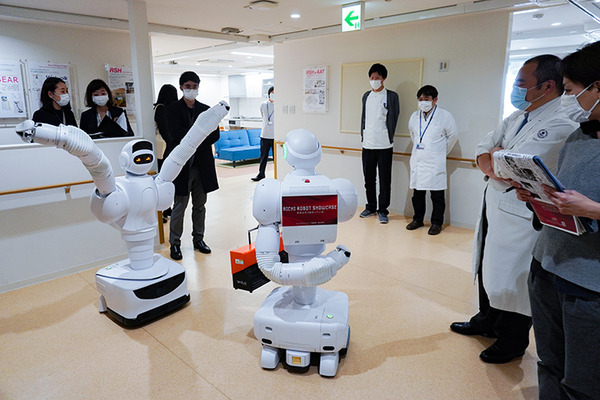 藤田医科大学病院で人型ロボットと自動搬送ロボットの実証実験　除菌/殺菌やコンテナの自律搬送を公開　あいちロボットショーケース