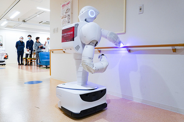 藤田医科大学病院で人型ロボットと自動搬送ロボットの実証実験　除菌/殺菌やコンテナの自律搬送を公開　あいちロボットショーケース