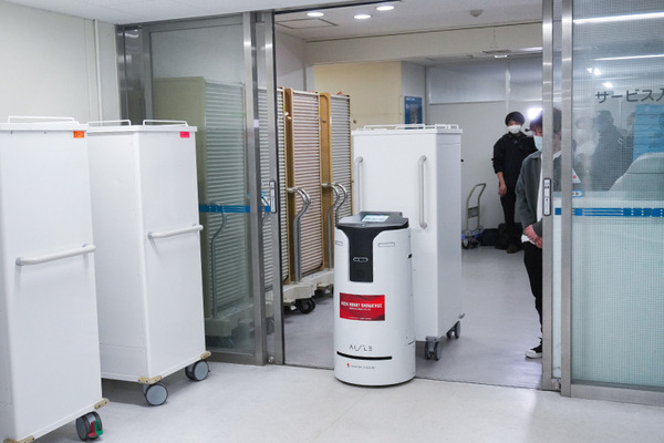 藤田医科大学病院で人型ロボットと自動搬送ロボットの実証実験　除菌/殺菌やコンテナの自律搬送を公開　あいちロボットショーケース
