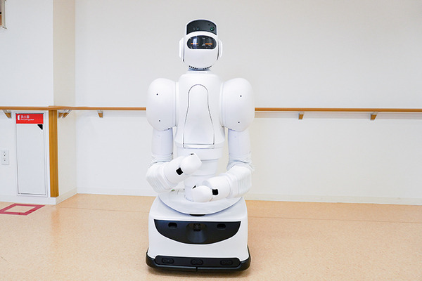 藤田医科大学病院で人型ロボットと自動搬送ロボットの実証実験　除菌/殺菌やコンテナの自律搬送を公開　あいちロボットショーケース