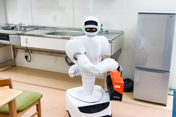 藤田医科大学病院で人型ロボットと自動搬送ロボットの実証実験　除菌/殺菌やコンテナの自律搬送を公開　あいちロボットショーケース