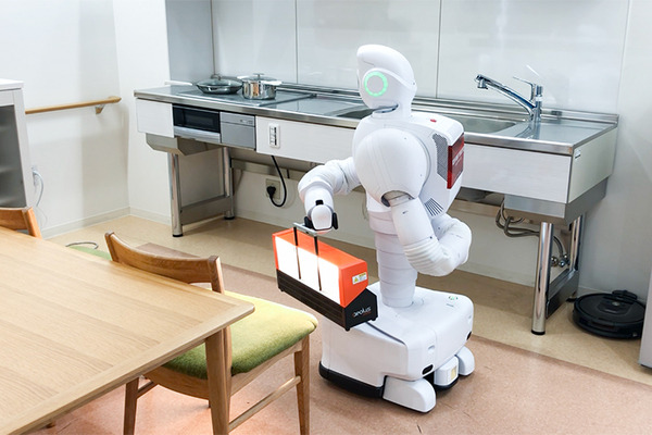 藤田医科大学病院で人型ロボットと自動搬送ロボットの実証実験　除菌/殺菌やコンテナの自律搬送を公開　あいちロボットショーケース