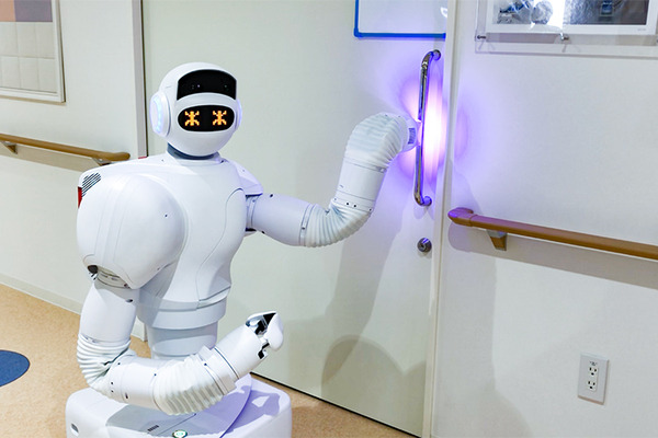 藤田医科大学病院で人型ロボットと自動搬送ロボットの実証実験　除菌/殺菌やコンテナの自律搬送を公開　あいちロボットショーケース