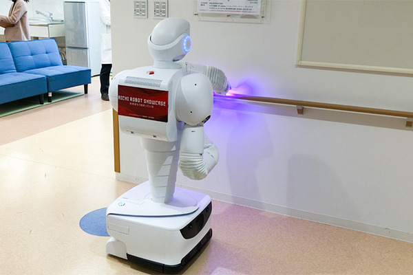 藤田医科大学病院で人型ロボットと自動搬送ロボットの実証実験　除菌/殺菌やコンテナの自律搬送を公開　あいちロボットショーケース