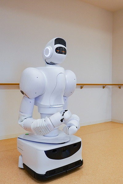 藤田医科大学病院で人型ロボットと自動搬送ロボットの実証実験　除菌/殺菌やコンテナの自律搬送を公開　あいちロボットショーケース