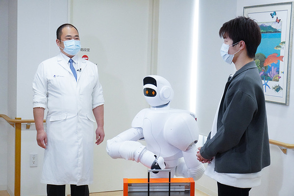 藤田医科大学病院で人型ロボットと自動搬送ロボットの実証実験　除菌/殺菌やコンテナの自律搬送を公開　あいちロボットショーケース