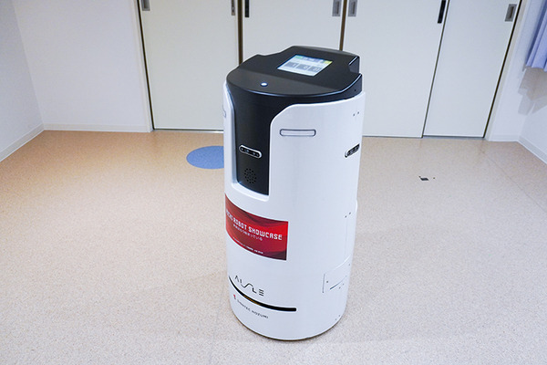 藤田医科大学病院で人型ロボットと自動搬送ロボットの実証実験　除菌/殺菌やコンテナの自律搬送を公開　あいちロボットショーケース
