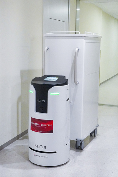 藤田医科大学病院で人型ロボットと自動搬送ロボットの実証実験　除菌/殺菌やコンテナの自律搬送を公開　あいちロボットショーケース