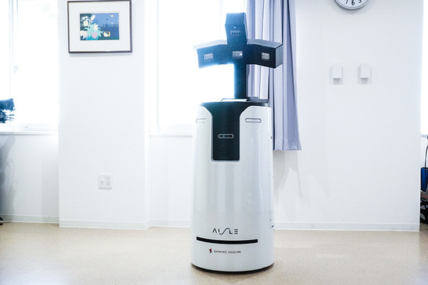 藤田医科大学病院で人型ロボットと自動搬送ロボットの実証実験　除菌/殺菌やコンテナの自律搬送を公開　あいちロボットショーケース