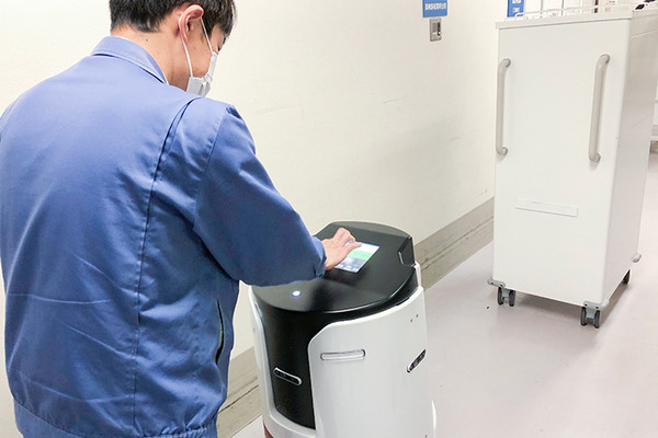 藤田医科大学病院で人型ロボットと自動搬送ロボットの実証実験　除菌/殺菌やコンテナの自律搬送を公開　あいちロボットショーケース