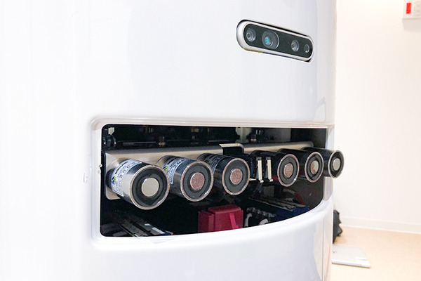 藤田医科大学病院で人型ロボットと自動搬送ロボットの実証実験　除菌/殺菌やコンテナの自律搬送を公開　あいちロボットショーケース