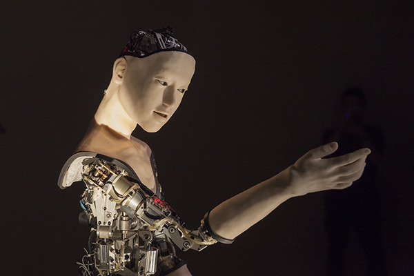 アンドロイドに「自己」が形成されるか？機械人間オルタ2体が動きを模倣して実験「機械人間になっても私はわたし?」日本科学未来館