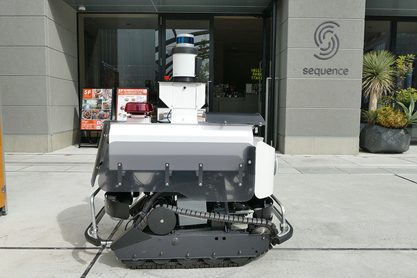 富士防災警備とテクノロード、屋外向け警備ロボット「アルジスＸ」を開発　宮下公園で実証実験