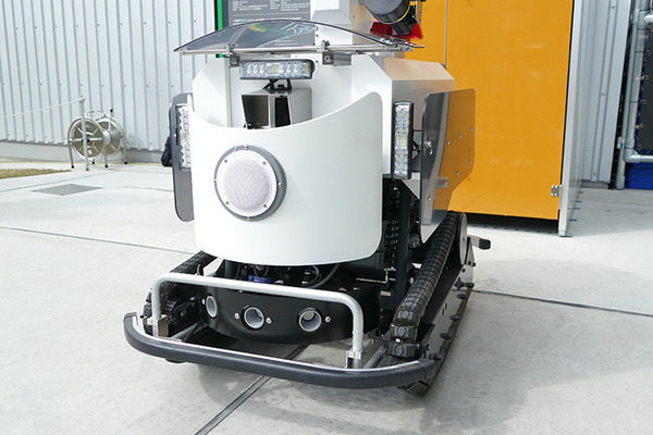 富士防災警備とテクノロード、屋外向け警備ロボット「アルジスＸ」を開発　宮下公園で実証実験