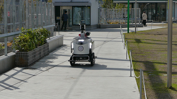 富士防災警備とテクノロード、屋外向け警備ロボット「アルジスＸ」を開発　宮下公園で実証実験