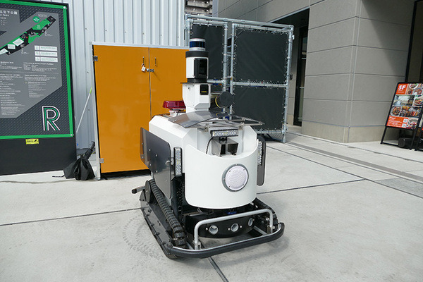 富士防災警備とテクノロード、屋外向け警備ロボット「アルジスＸ」を開発　宮下公園で実証実験