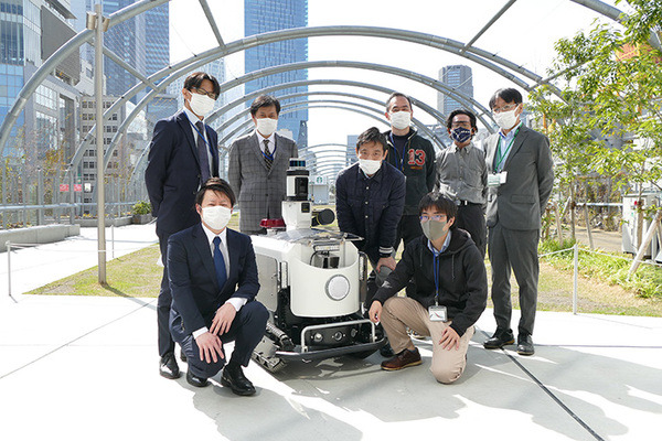 富士防災警備とテクノロード、屋外向け警備ロボット「アルジスＸ」を開発　宮下公園で実証実験