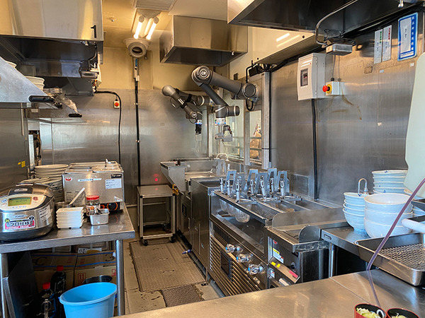 2本のロボットアームで進化した新「駅そばロボット」を海浜幕張駅で公開！自動調理で非接触、従業員の負担軽減