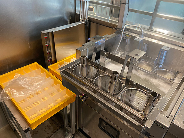 2本のロボットアームで進化した新「駅そばロボット」を海浜幕張駅で公開！自動調理で非接触、従業員の負担軽減