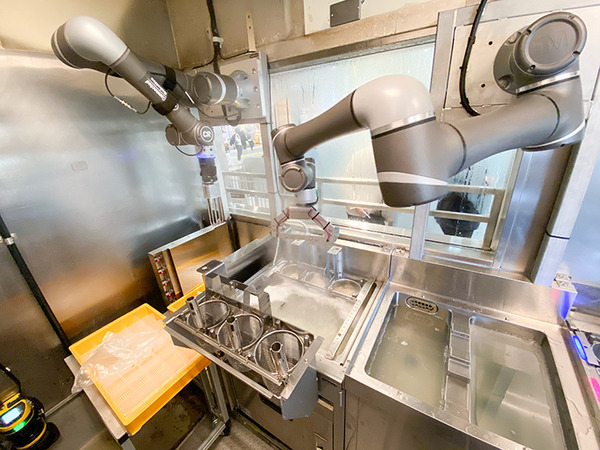 2本のロボットアームで進化した新「駅そばロボット」を海浜幕張駅で公開！自動調理で非接触、従業員の負担軽減