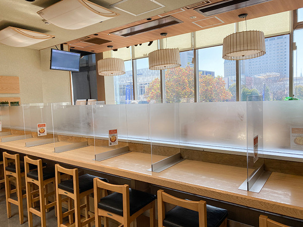 2本のロボットアームで進化した新「駅そばロボット」を海浜幕張駅で公開！自動調理で非接触、従業員の負担軽減