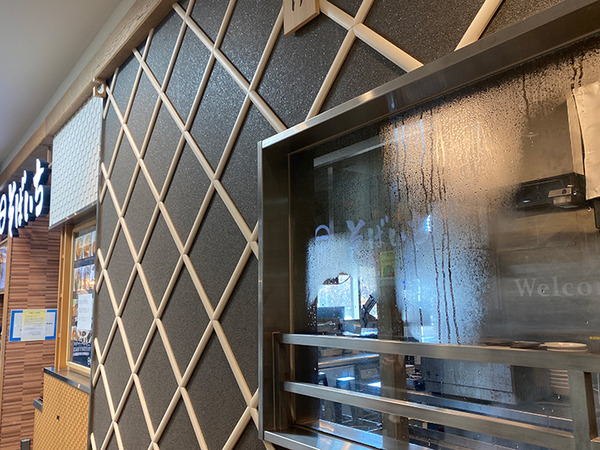 2本のロボットアームで進化した新「駅そばロボット」を海浜幕張駅で公開！自動調理で非接触、従業員の負担軽減