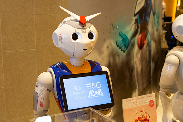 【横浜ガンダムとPepperがコラボ】ペッパーパーラーでガンダム風Pepperを体験！Pepperの「ガンダムあの名セリフ」はシュールすぎて…
